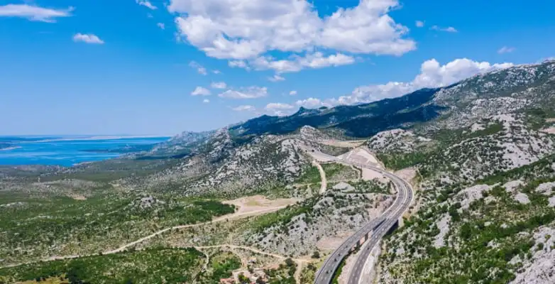 Luftaufnahme Schnellstraße bei Zadar mit Blick auf Küste, Kroatien