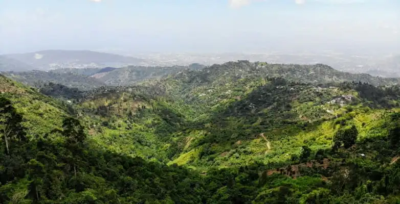 Blick über die Blue Mountains auf Jamaika