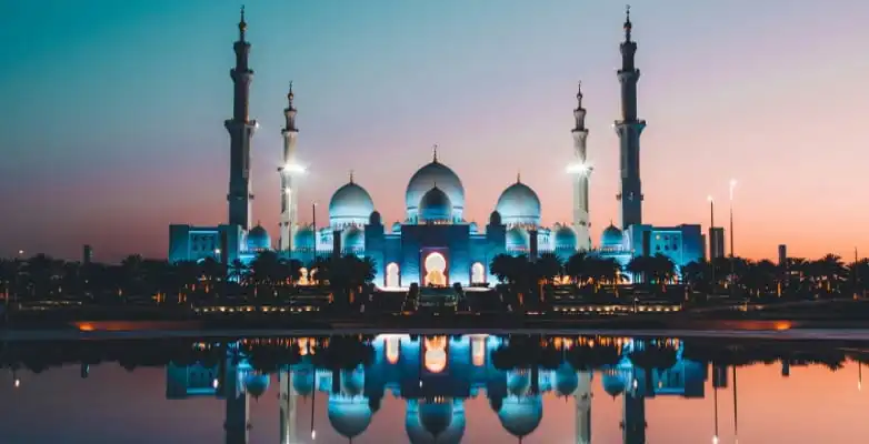 Beleuchtete Sheikh Zayed Moschee in Abu Dhabi