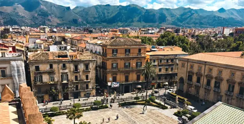 Blick über die Altstadt von Palermo, Sizilien, mit Bergen im Hintergrund