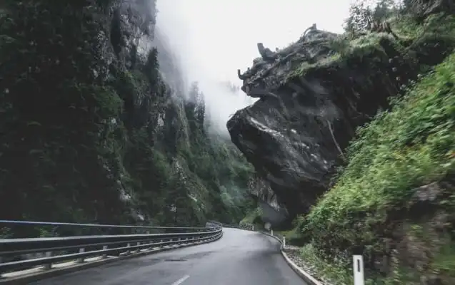Straße in der Nähe der Herbergalm in Österreich