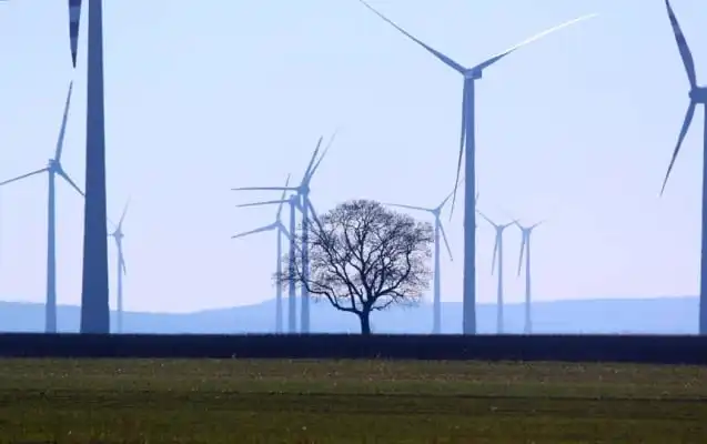 Landschaft mit Windrädern bei Petronell an der Donau in Österreich