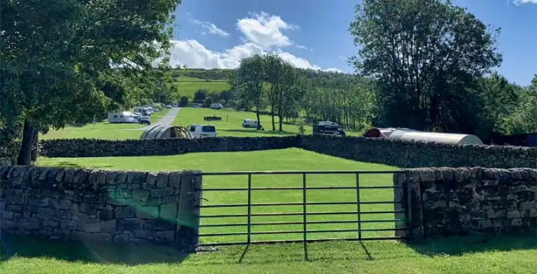 Gatter und Wohnmobile auf Campingplatz Bakewell, Peak District, England