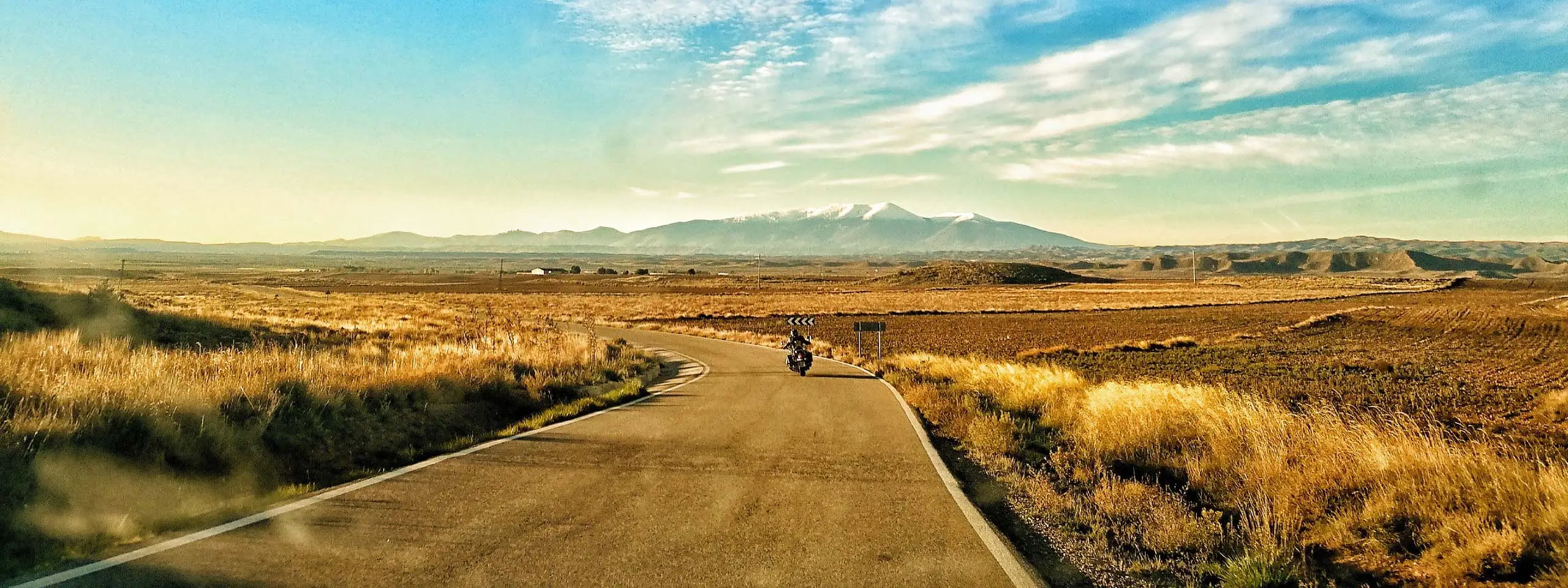 Motorrad auf der Stra&szlig;e Vasco Aragonesa in Navarra, Spanien