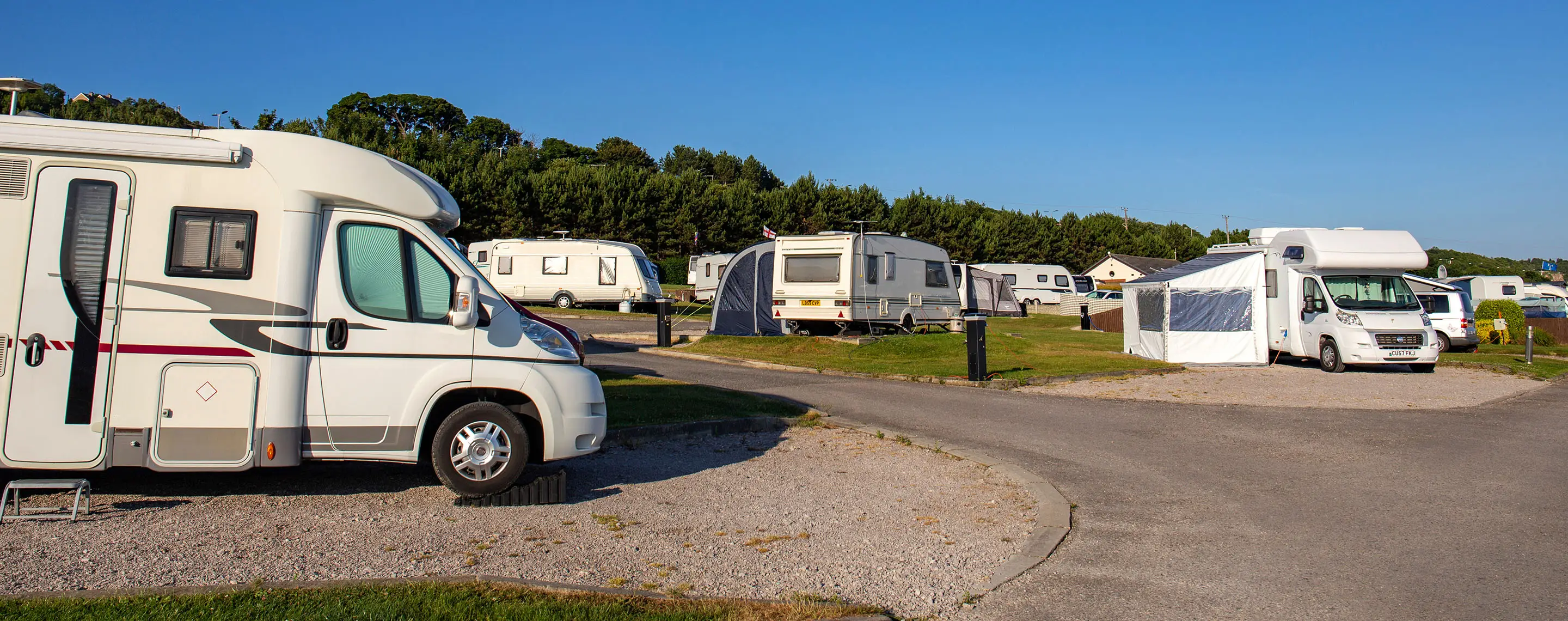 wohnmobile und wohnwagen auf einem campingplatz, wales in england, uk