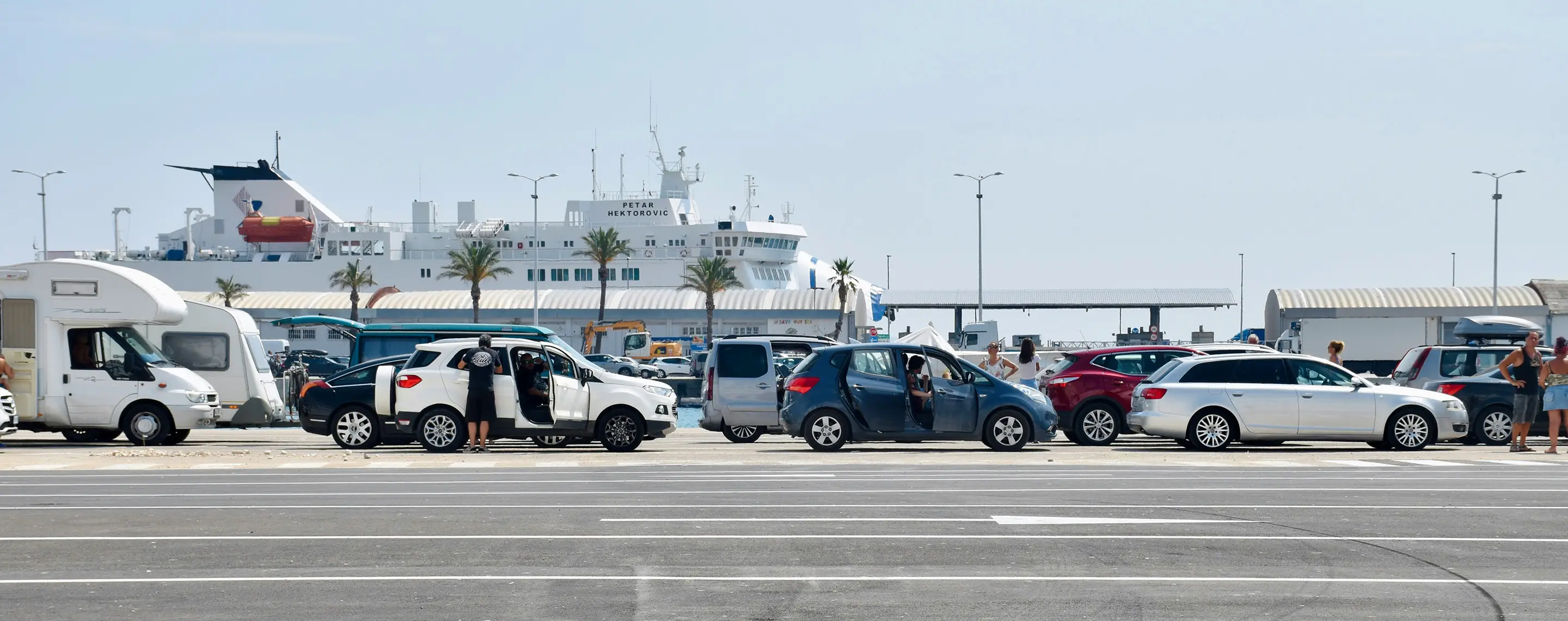 warteschlange, &uuml;berfahrt mit der f&auml;hre, auto, wohnmobil, split, kroatien