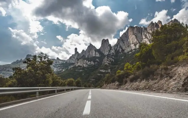 Straße durch Montserrat in Spanien