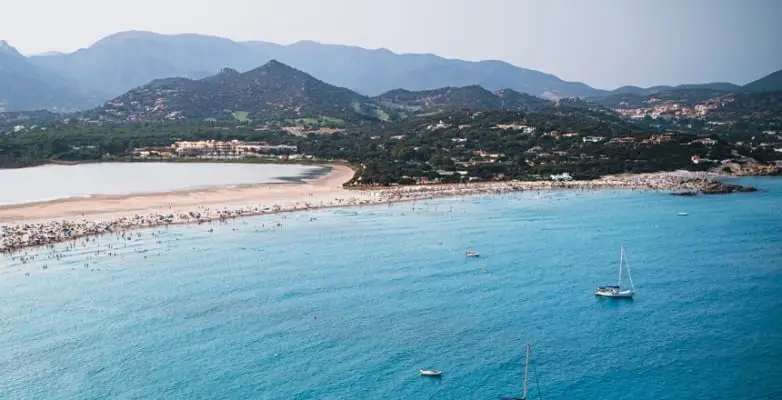 Blick auf Strand und Insel Sardinien