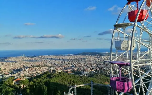 Freizeitpark Tibidabo mit Aussicht auf Barcelona