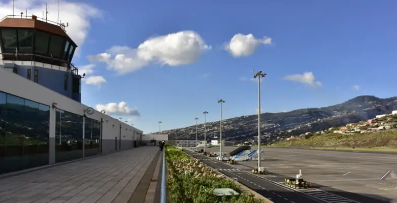 Tower am Flughafen Madeira mit Blick auf die Insel