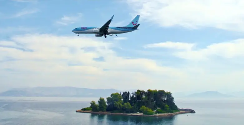 Flugzeug im Anflug auf den Flughafen Korfu, direkt über der Mäuseinsel