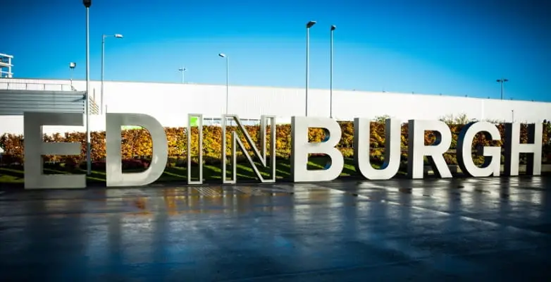Schriftzug Edinburgh am Flughafen Edinburgh, Schottland
