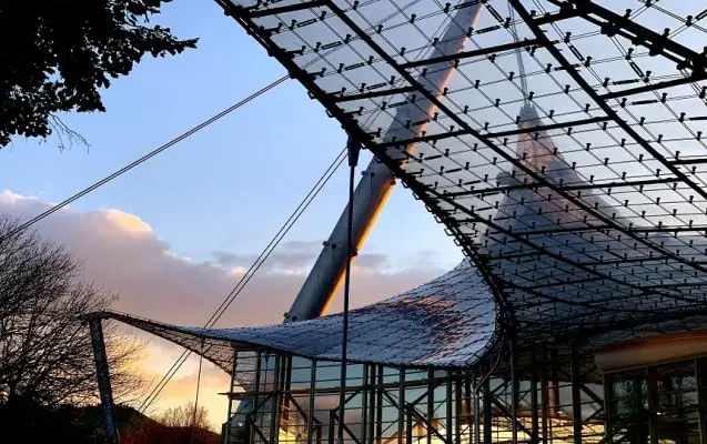 Zeltdachkonstruktion des Münchner Olympiaparks im Abendlicht
