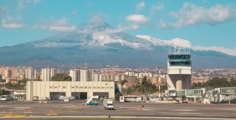 Flughafen von Catania auf Sizilien mit Ätna im Hintergrund