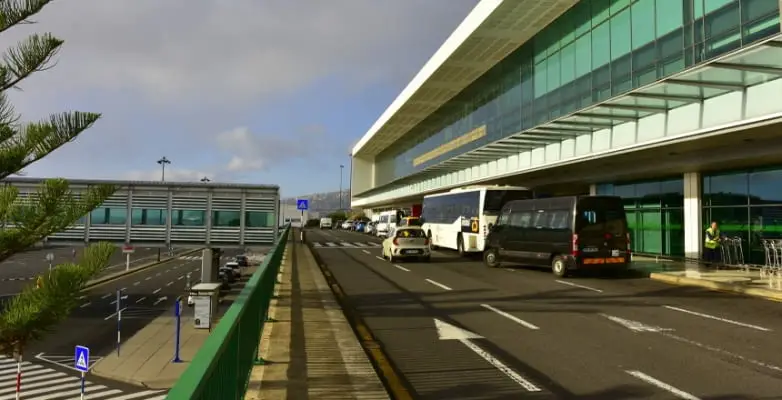 Straße vor dem Terminal am Flughafen Madeira, Portugal