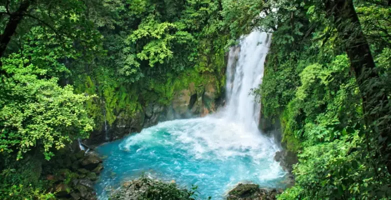 Wasserfall des Rio Celeste im Tenorio Nationalpark, Costa Rica