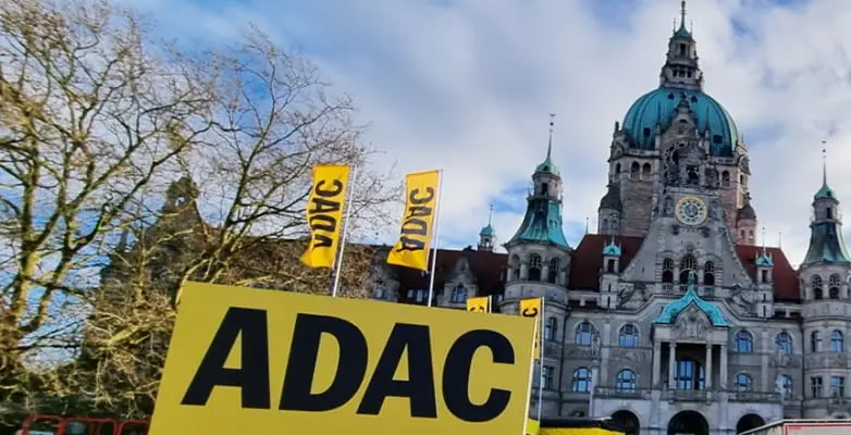 ADAC Schriftzug und Fahnen am Trammplatz Hannover