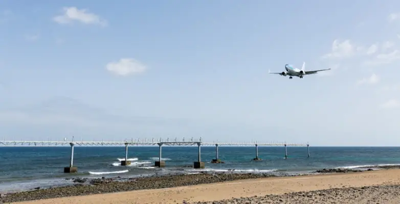 Flugzeug im Landeanflug auf den Flughafen Lanzarote