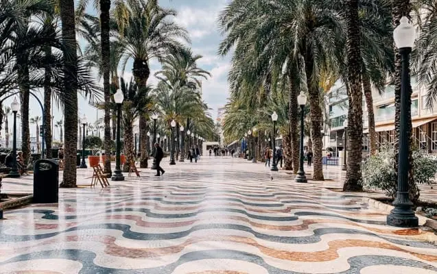 Promenade Esplanada de Espana in Alicante Spanien