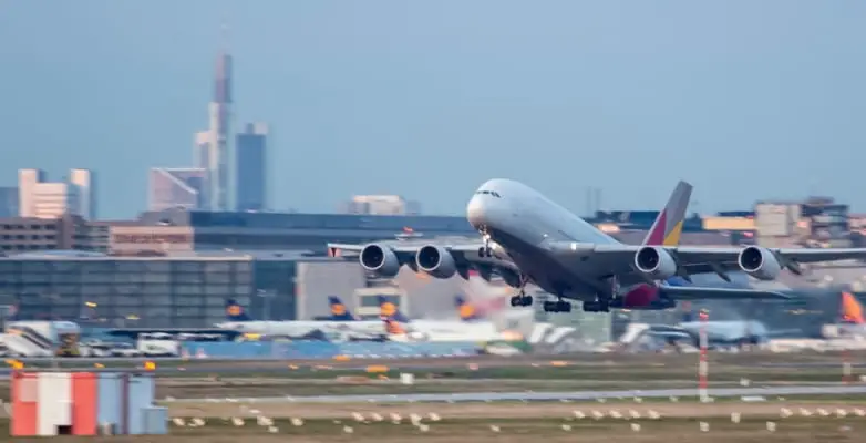 Flugzeug startet am Flughafen Frankfurt