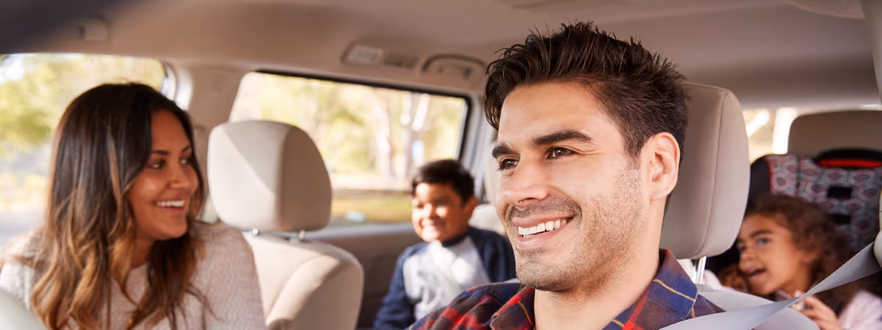 enterprise mietwagen familie im auto seitenansicht