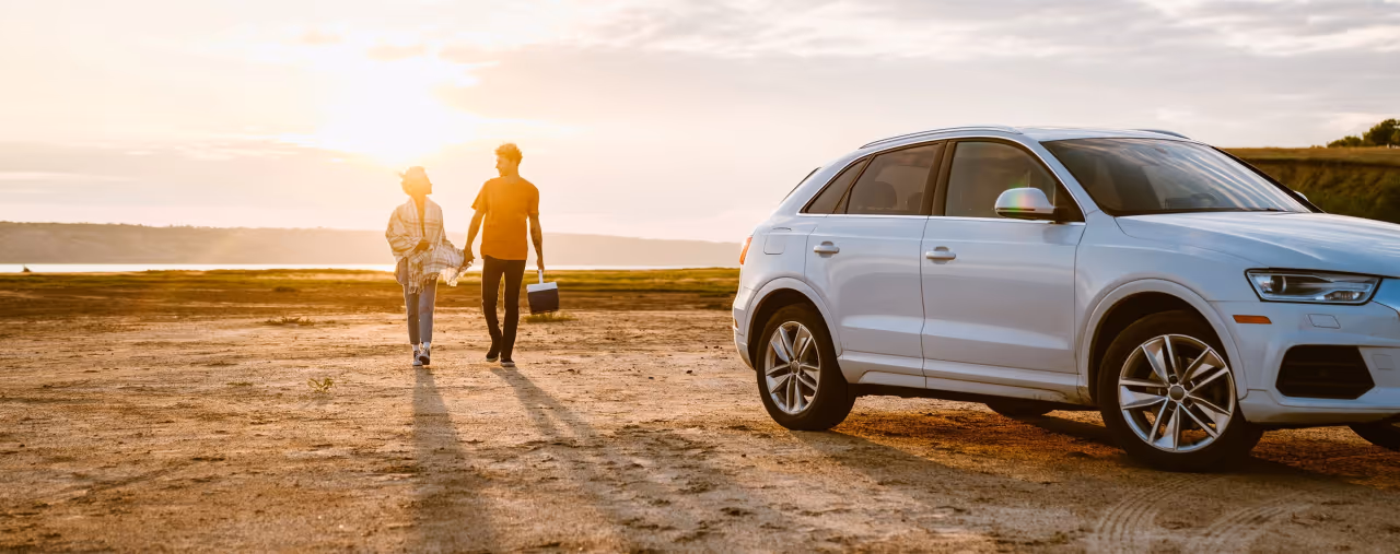 reise als paar, weisser mietwagen