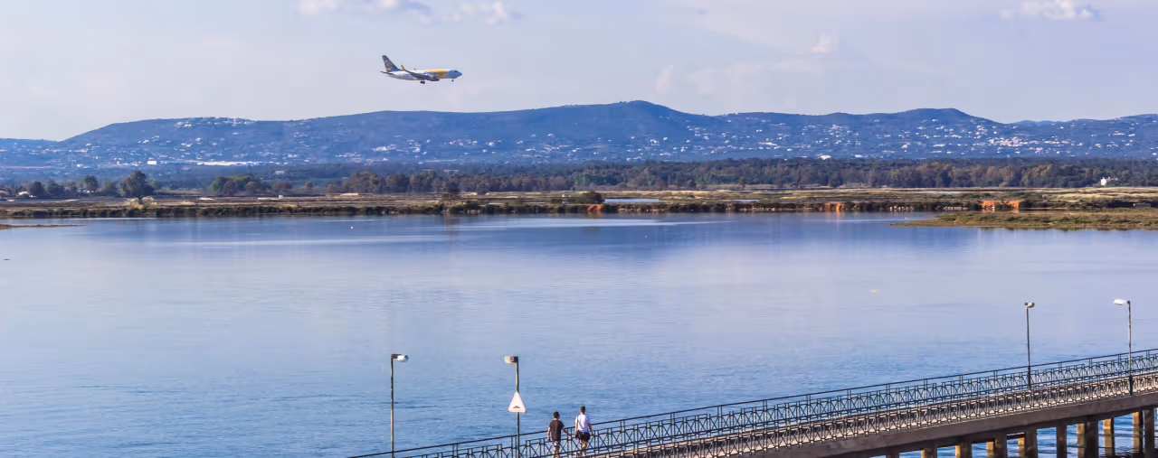Flugzeug im Anflug auf den Flughafen Faro, Portugal