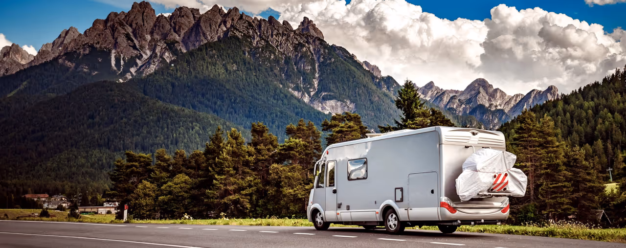 reisemobil auf-straße in bergregion, italien