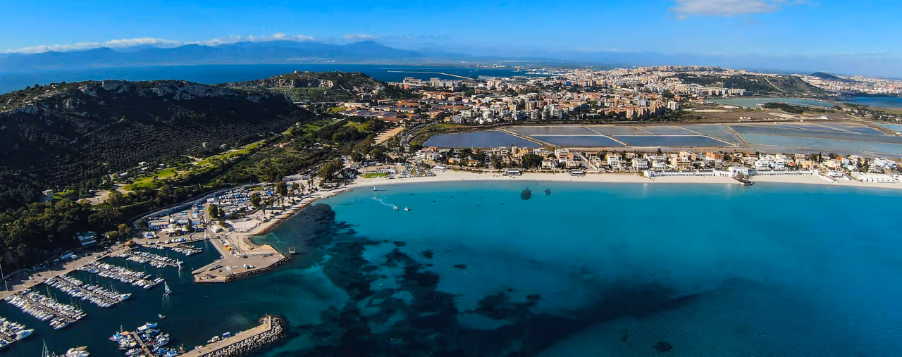 hafen und strand von cagliari aus der vogelperpektive, sardinien, italien