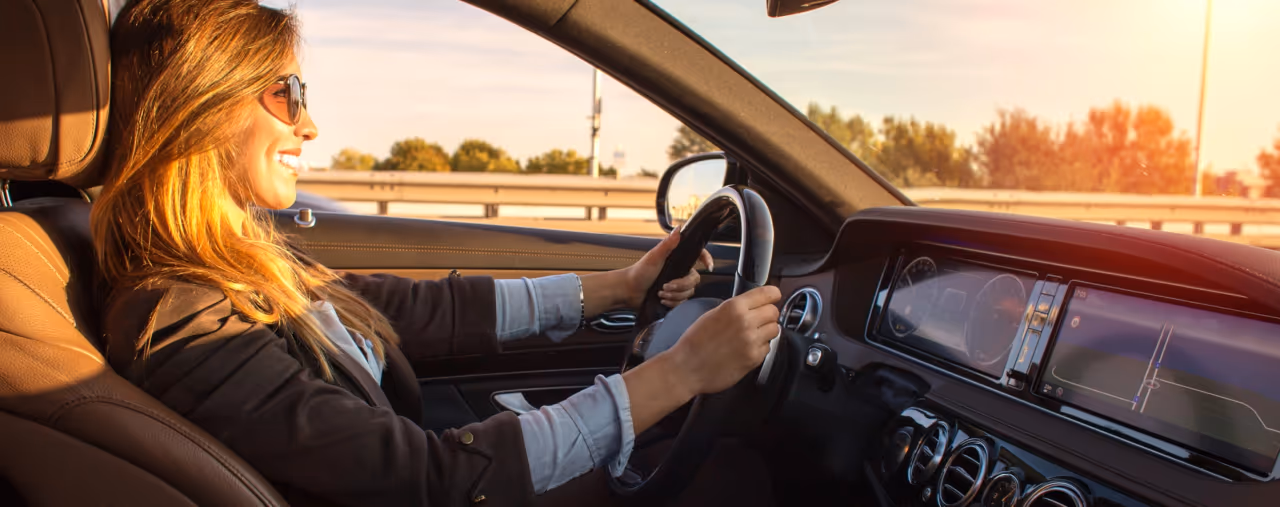 adac geschäftskunden, firmenmietwagen, frau im business look am steuer