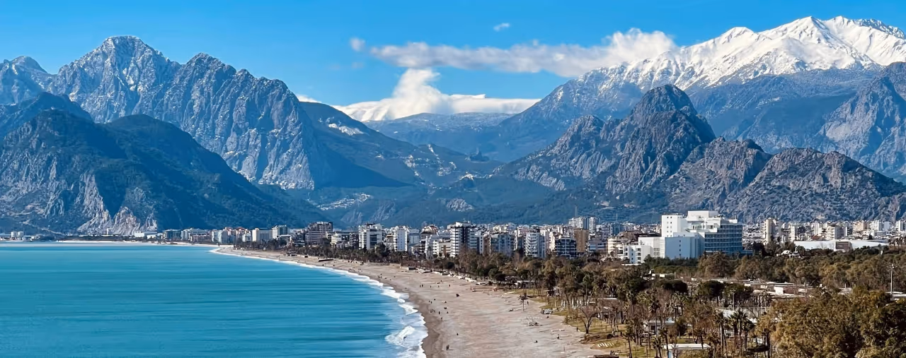 Panorama von Antalya mit Blick auf Konyaalti Beach und Gebirge