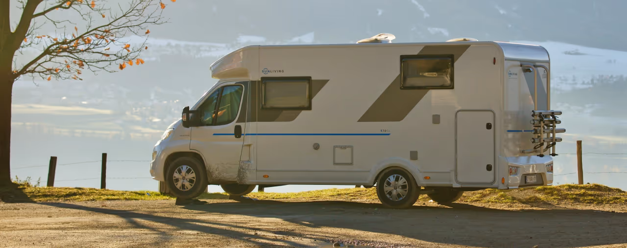 Wohnmobil an einem See in Österreich