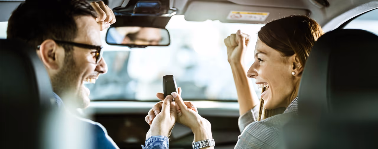 Glückliches Paar in einem Auto, Mann und Frau