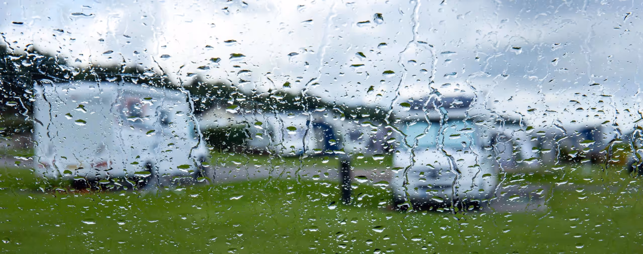 schlechtwetter camping bei regen im wohnmobil