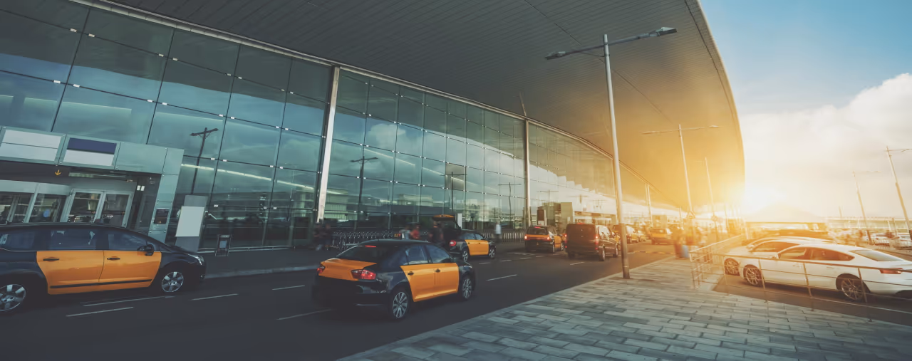 Parkharfe vor dem Flughafen Barcelona