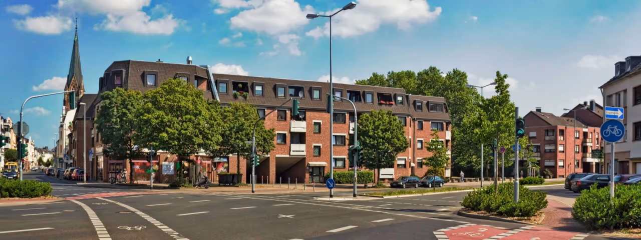 adac autovermietung mönchengladbach strasse fotolia 86397584