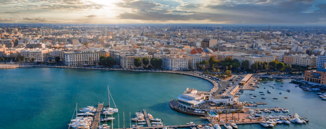 Luftbild vom Hafen Bari, Italien