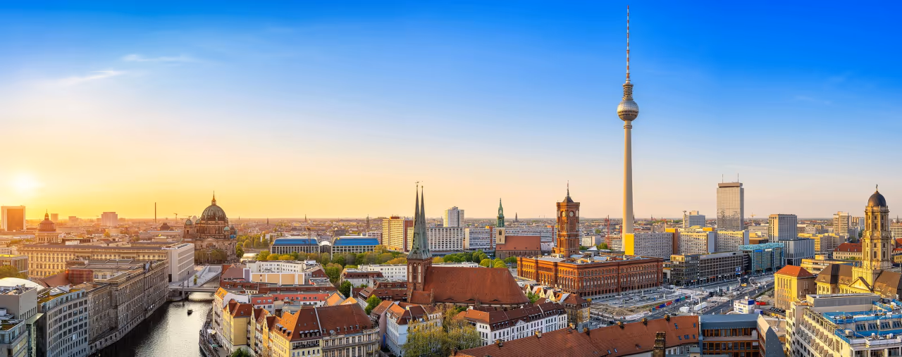 panorama skyline von berlin bei sonnenuntergang
