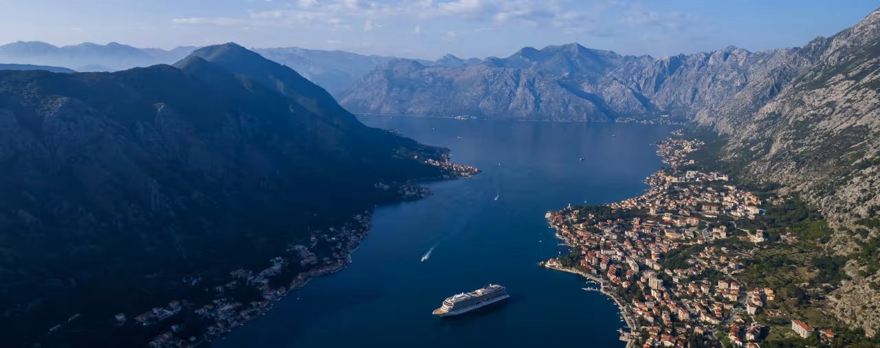 Blick auf die Bucht von Kotor in Montenegro