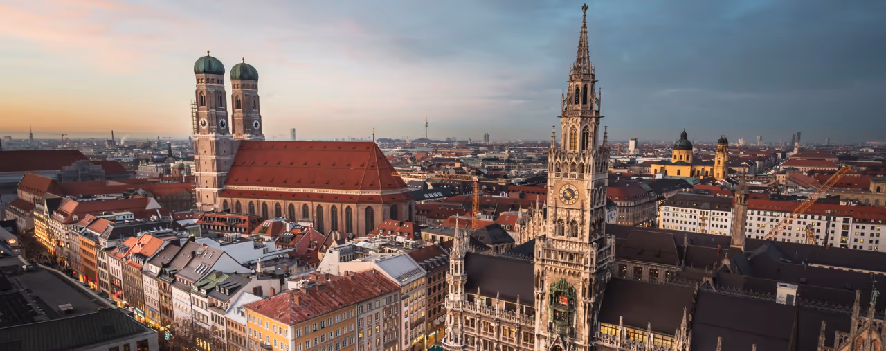 Panorama Altstadt von München mit Neuem Rathaus und Frauenkirche