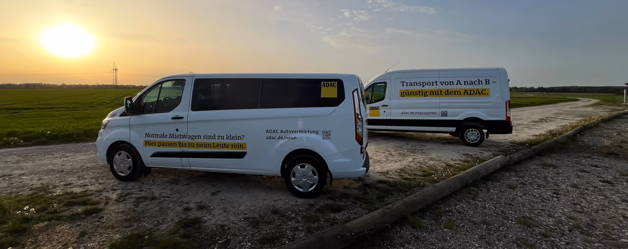 Transporter und Personentransporter am Feld