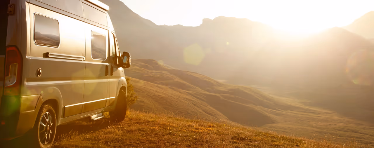 VanTourer Campervan in der sonnendurchfluteten Landschaft