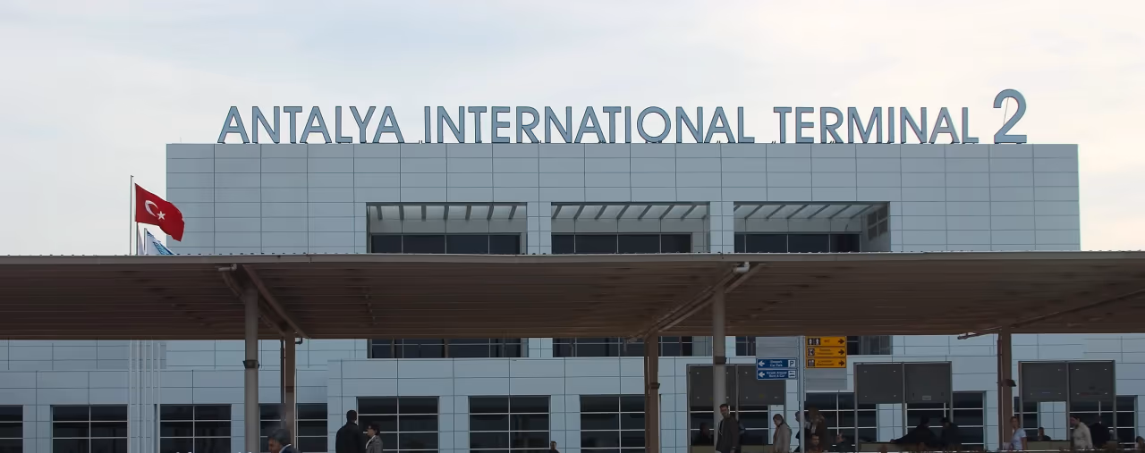 Blick auf Terminal 2 am Flughafen Antalya