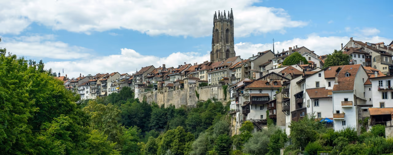 Stadtansicht mit Fluss von Fribourg, Schweiz