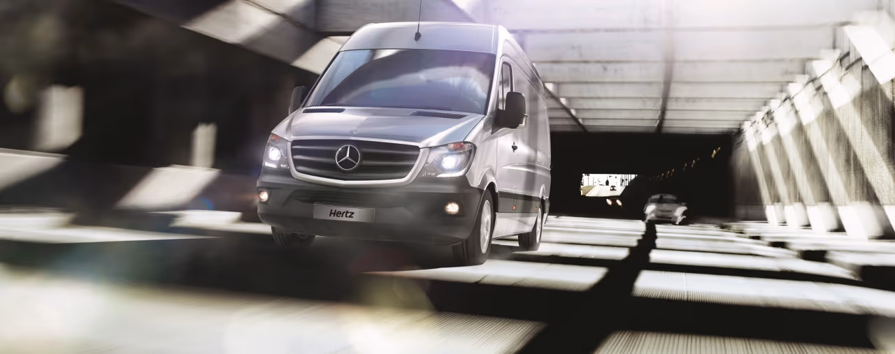 hertz transporter, sprinter fährt durch einen tunnel