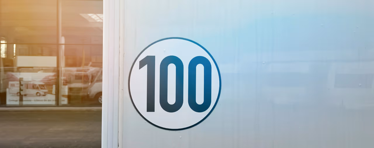 100er Zulassung wohnwagen, aufkleber am anhänger