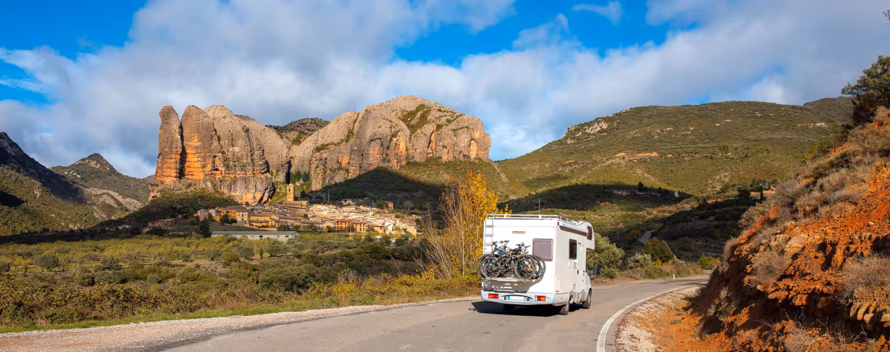 wohnmobil auf strasse aguero village in spanien