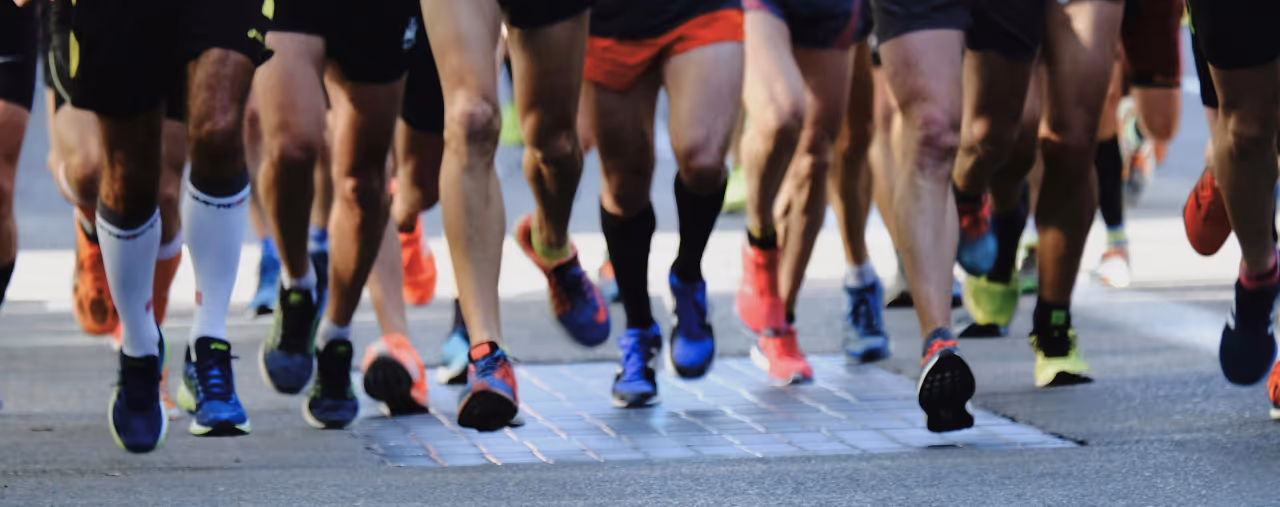 Mehrere Marathonläufer auf der Straße