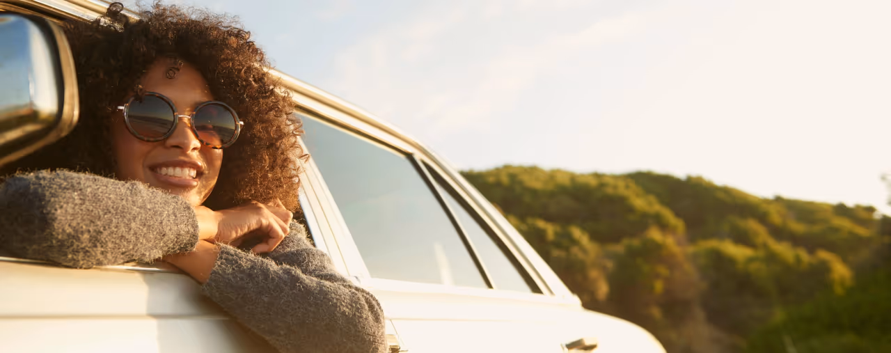 autofahrerin mit sonnenbrille geniesst ausblick