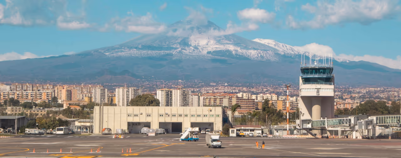 Flughafen von Catania auf Sizilien mit Ätna im Hintergrund